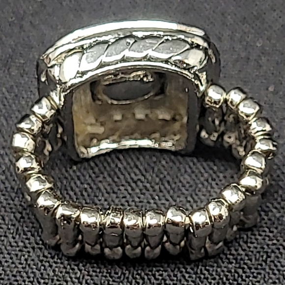SILVER TONE METAL WITH A LARGE CLEAR RHINESTONE STRETCH RING (COSTUME JEWELRY) - Picture 4 of 9